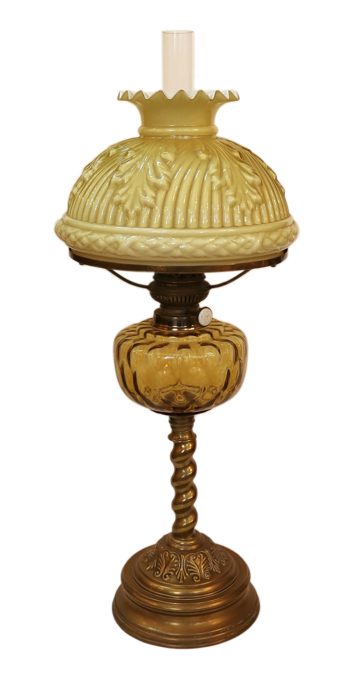 An Edwardian brass oil lamp with Toeb Elmann mechanism, yellow glass reservoir and opaque glass shade, height overall 70cm